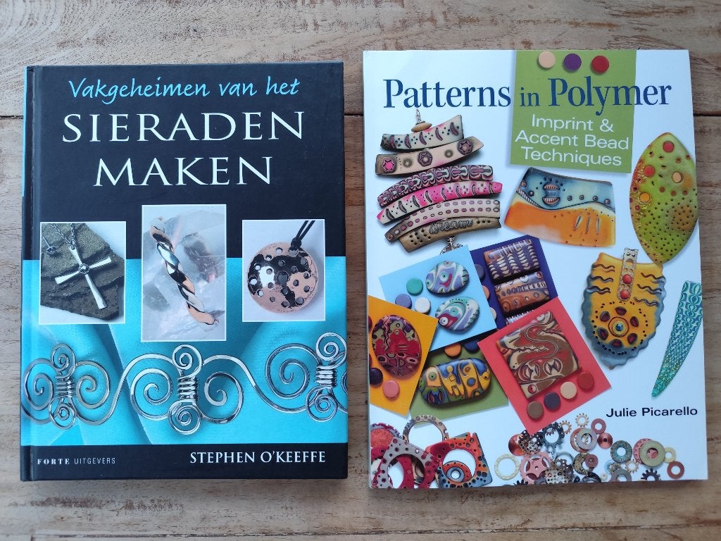 2 boeken: Sieraden maken & Patterns in Polymer, Boeken, Zo goed als nieuw, Julie Picarello, Stephen O'Keeffe, Sieraden maken, Ophalen of Verzenden