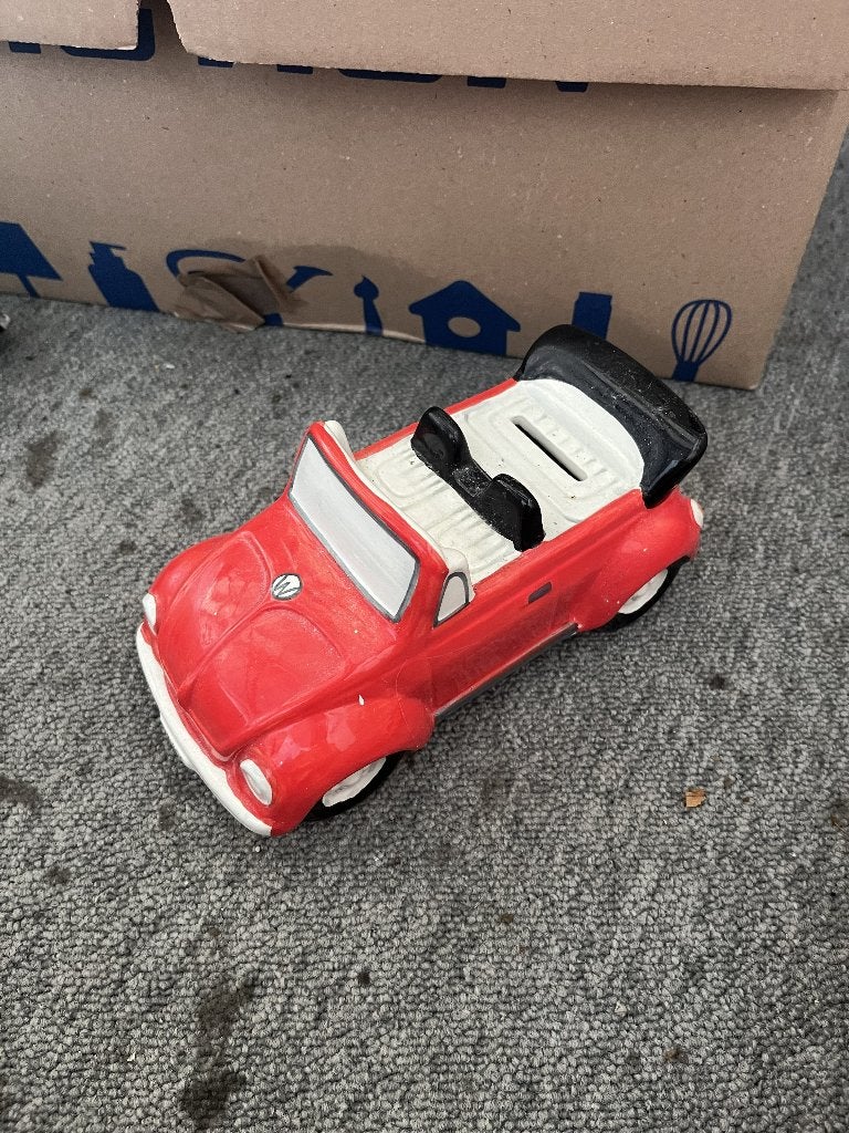 Spaarpot rode Volkswagen Kever Cabriolet, Ophalen of Verzenden, Zo goed als nieuw, Steen, Aardewerk of Keramiek, Vervoermiddel