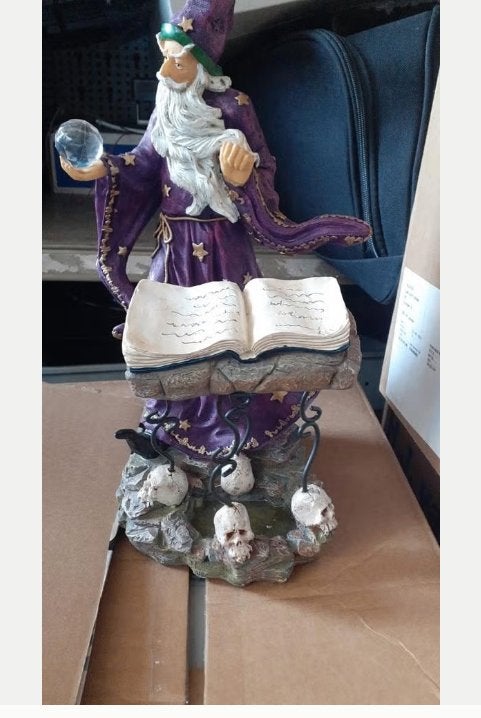 Fantasy Tovenaar Beeld met Kristallen Bol en Boek