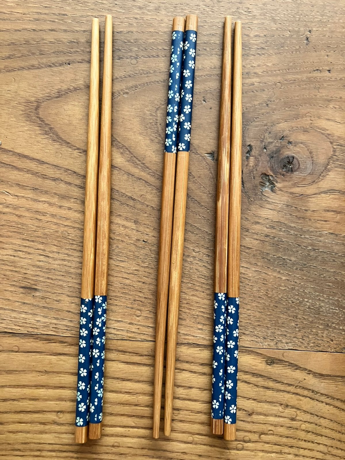 6 mooie houten eetstokjes met blauw-wit bloemenmotief.Nieuw!, Ophalen, Nieuw, Hout