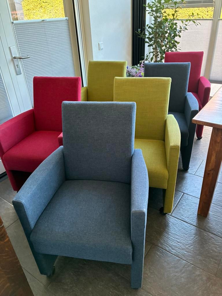 Eetkamer / tafel stoelen op wielen, Ophalen, Zo goed als nieuw, Stof, Vijf, Zes of meer stoelen