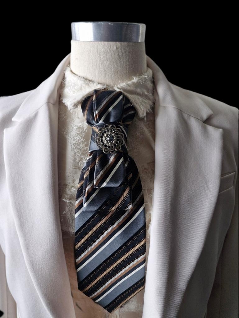 Gestreepte stropdas met broche - Zo goed als nieuw, Kleding | Dames, Mutsen, Sjaals en Handschoenen, Ophalen of Verzenden, Zo goed als nieuw
