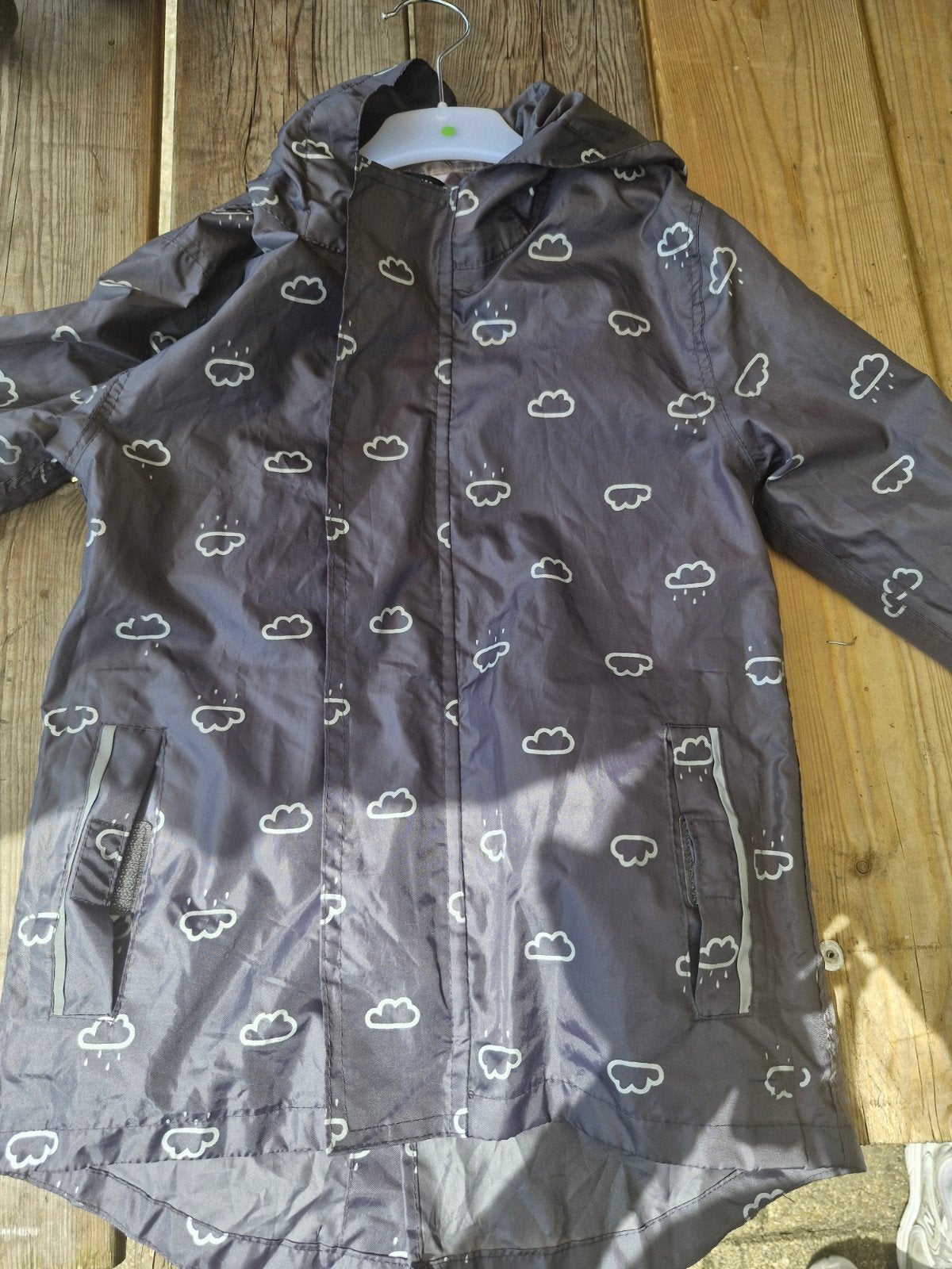 TEMA regenjas met wolkenprint, maat 110/116, Kinderen en Baby's, Kinderkleding | Overige, Gebruikt, Jongen of Meisje, Ophalen of Verzenden