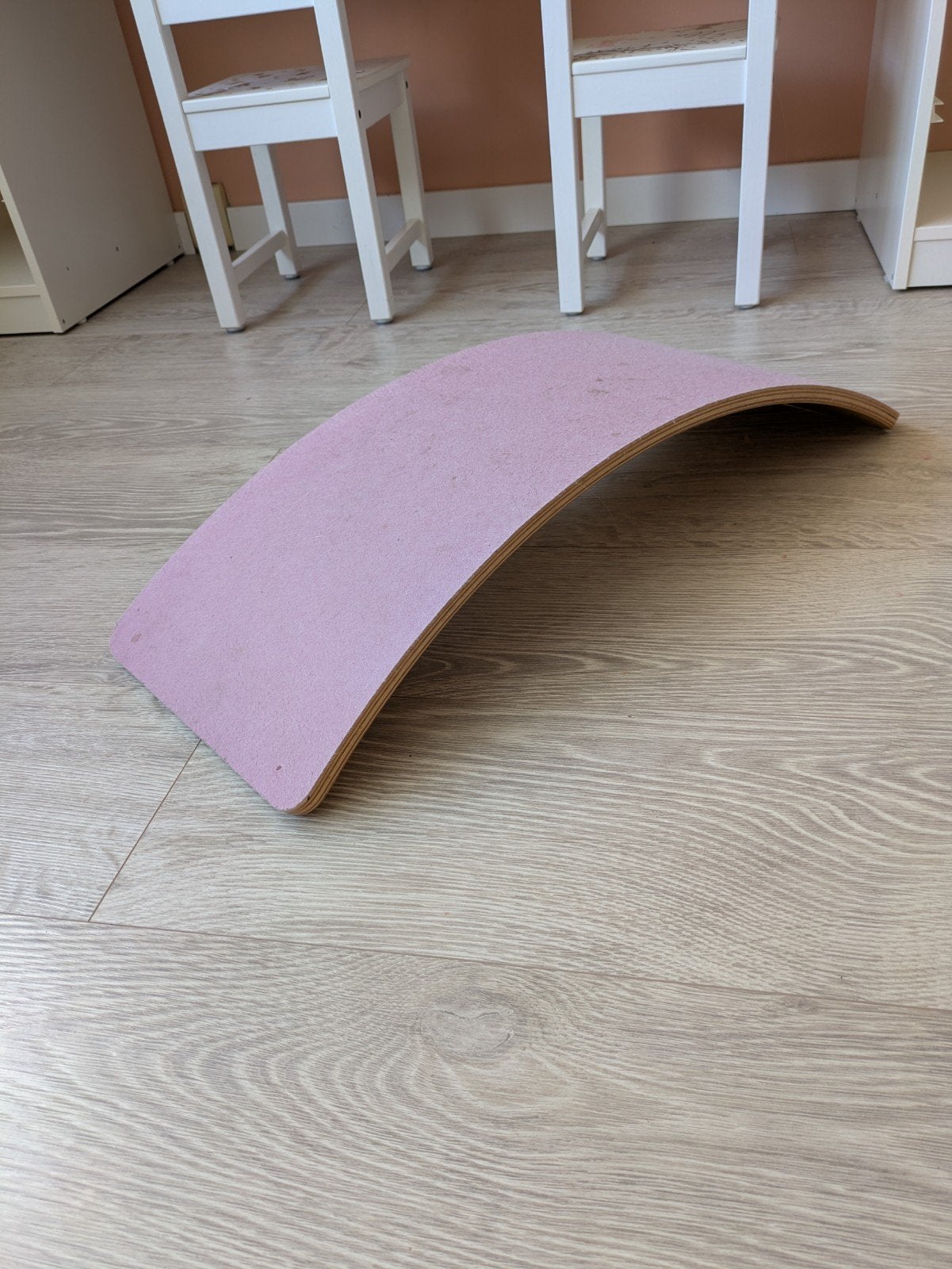 Wobbel board met roze vilt