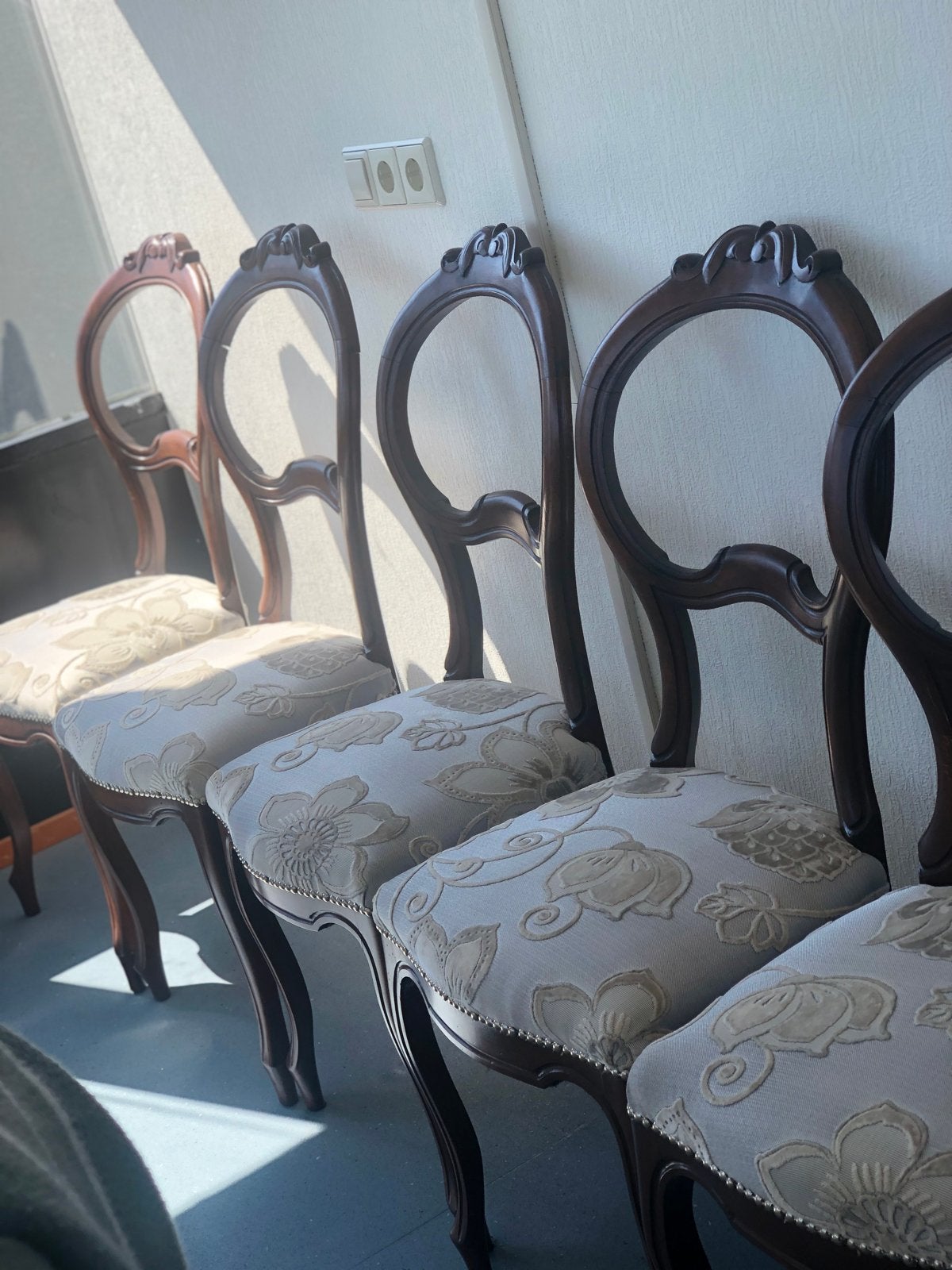 Foto 9 van Mooie uitschuifbare eettafel met 6 originele stoelen