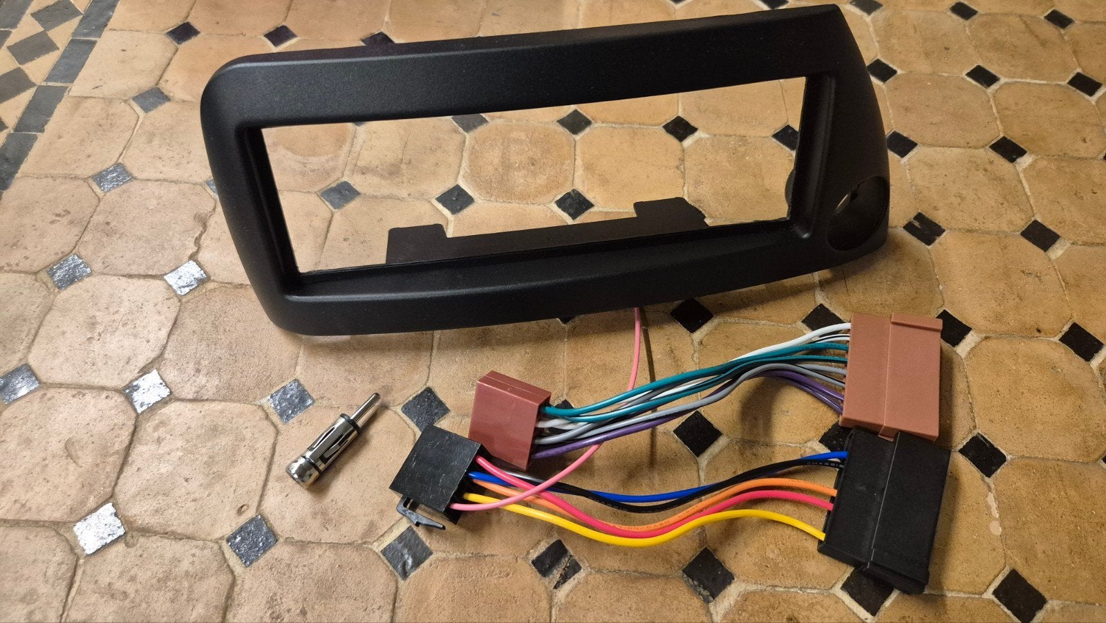 Installatiekit Ford Ka 1996-2008 1-DIN radio + kabels, Ophalen of Verzenden, Zo goed als nieuw