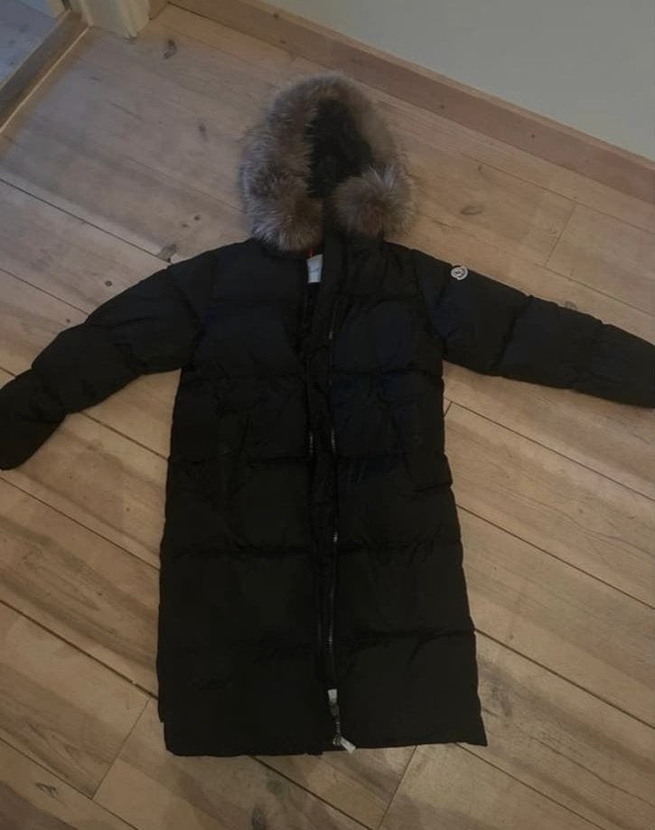 Moncler lange donsjas met bontkraag, Ophalen of Verzenden, Zo goed als nieuw, Maat 36 (S), Zwart