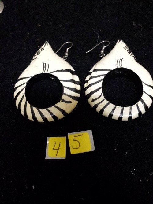 Oorbellen, hout, met zebra strepen, type hangers, Ophalen of Verzenden, 'T Olde Gre-j, Info@toldegrej.nl, Endepoelstraat 20f Didam