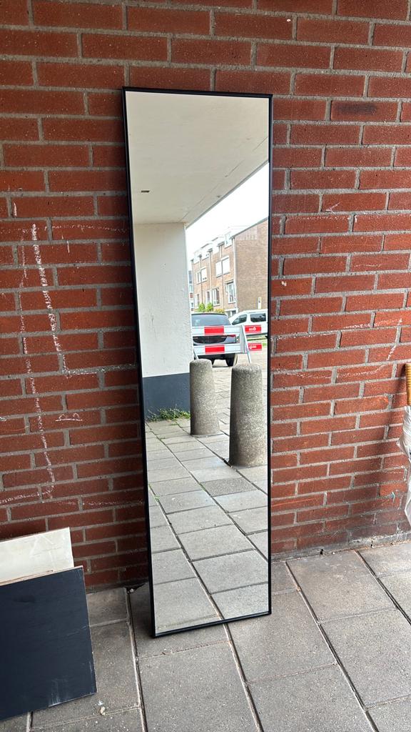 Spiegel met zwarte metalen randen, Huis en Inrichting, Woonaccessoires | Spiegels, Minder dan 50 cm, Ophalen of Verzenden, Zo goed als nieuw