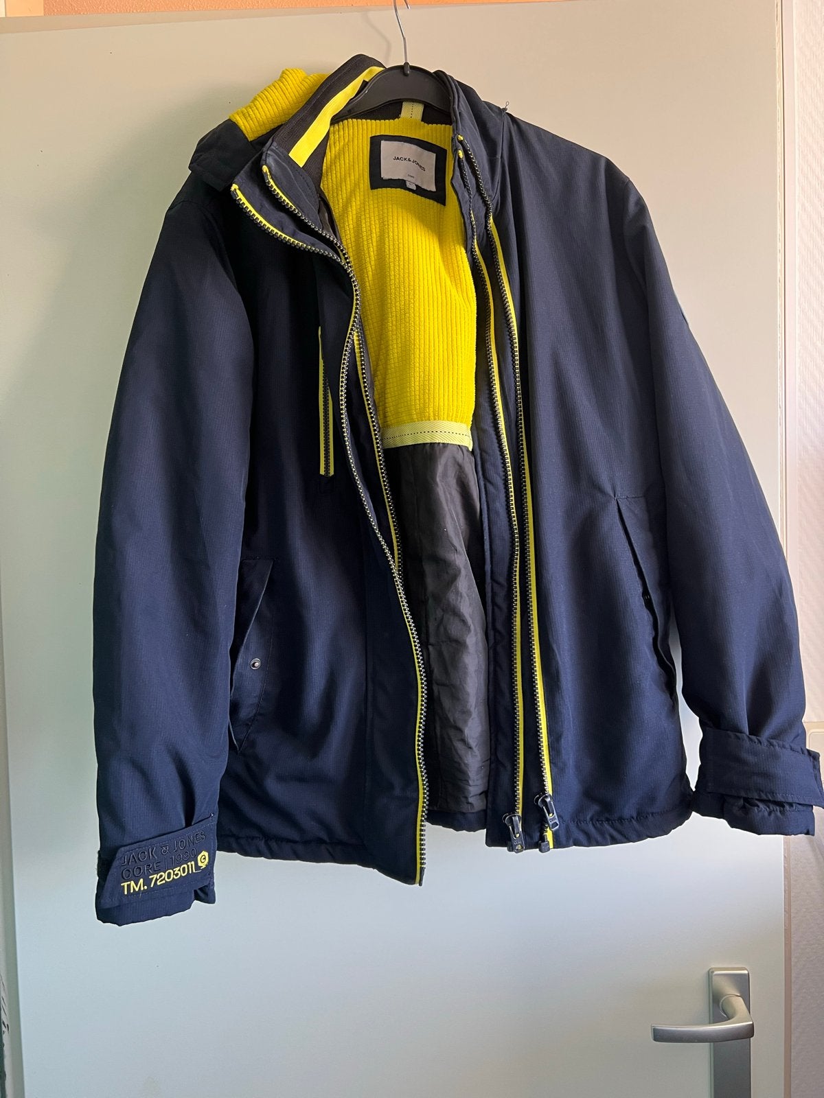 Jack & Jones winterjas - Blauw/Geel - Maat L, Ophalen of Verzenden, Gedragen, Maat 52/54 (L), Meerkleurig