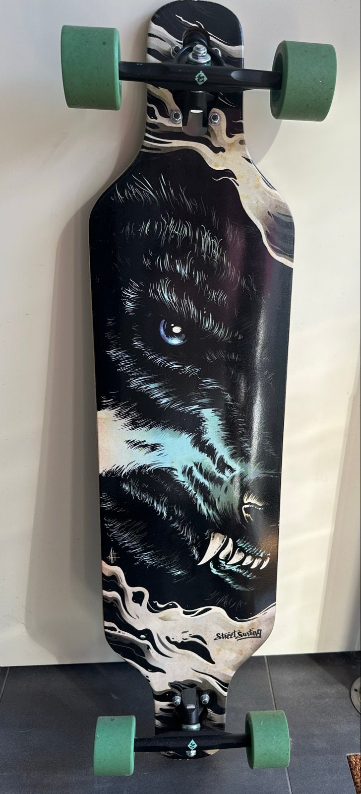 Longboard met uniek wolf design, Sport en Fitness, Skateboarden, Ophalen, Zo goed als nieuw, Skateboard, Longboard