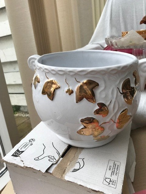 Vintage bloempot, wit met goudkleurige blaadjes, Rond, Ophalen of Verzenden, Zo goed als nieuw, Balkon
