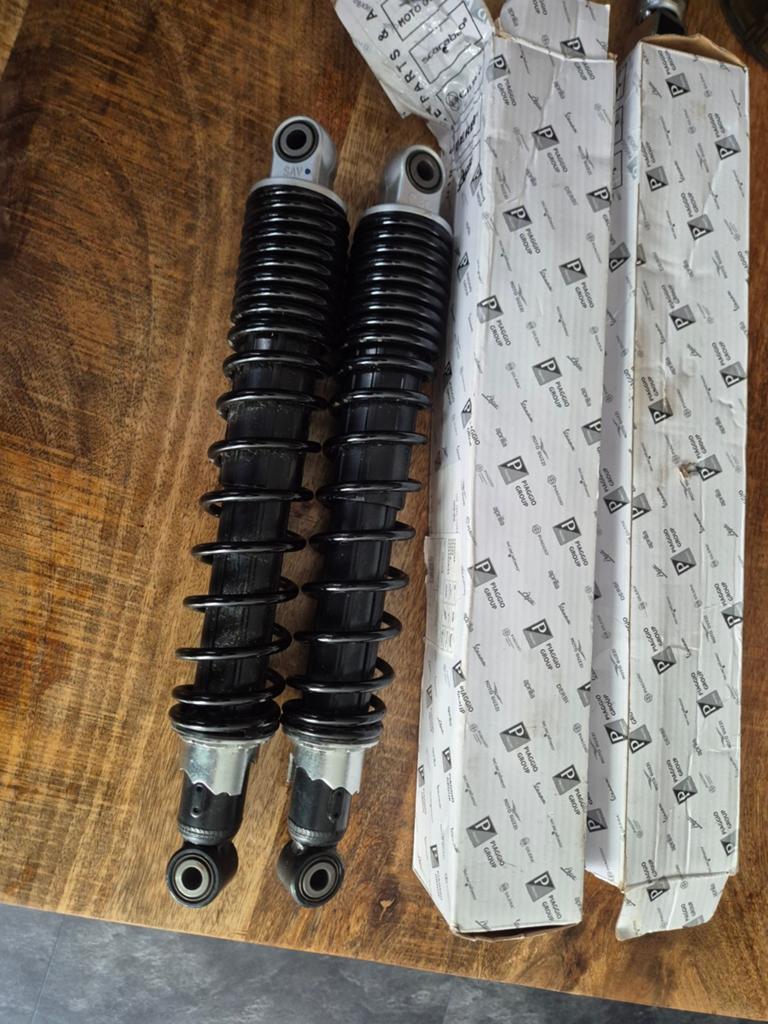 2stuks aprillia sr gt 125 en 200 schokbrekers achterzijde, Motoren, Onderdelen | Merk-onafhankelijk, Ophalen of Verzenden, Nieuw