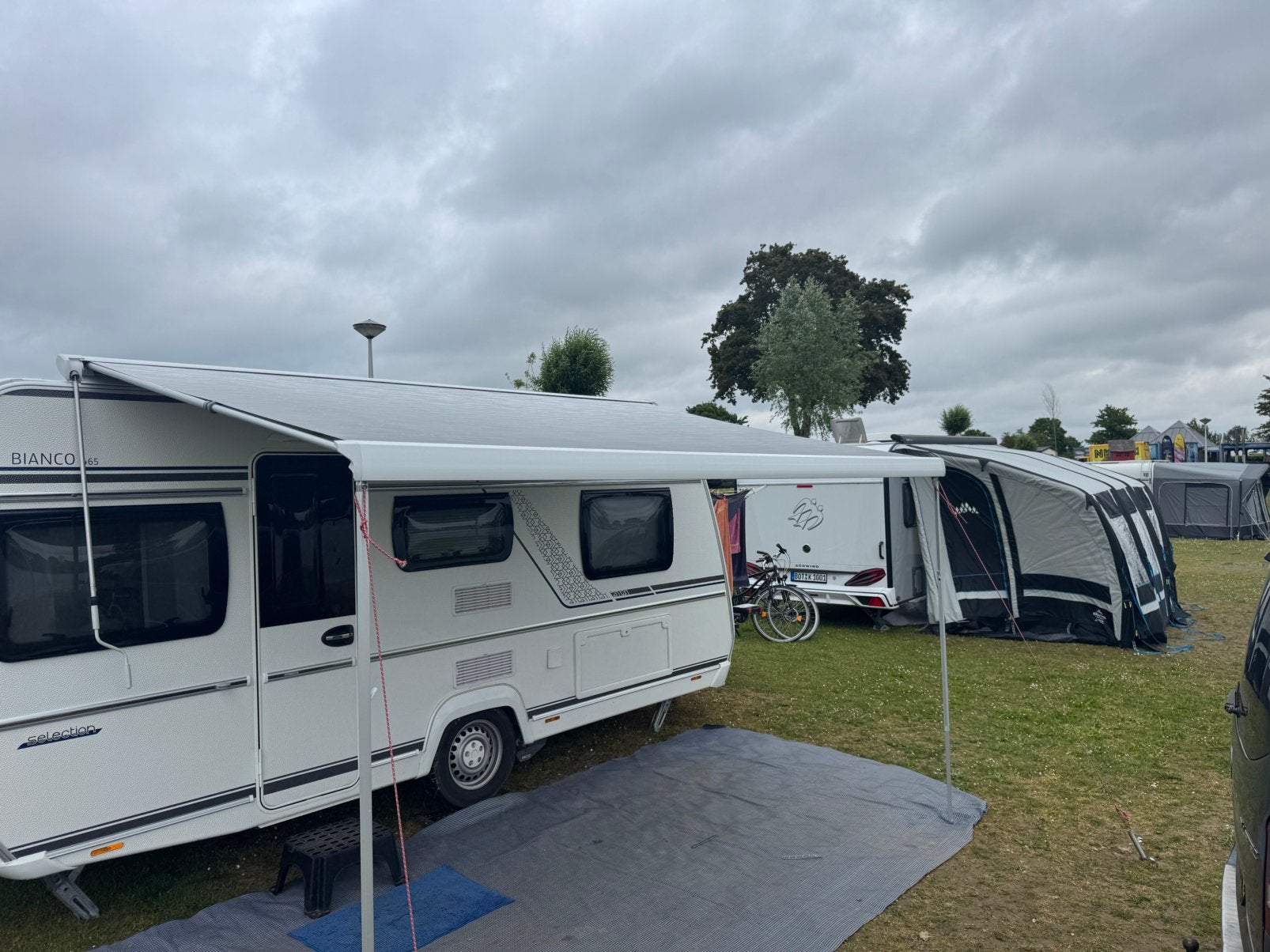 Thule Omnistor 6300 wit 400 Mystic Grey cassetteluifel, Ophalen, Zo goed als nieuw