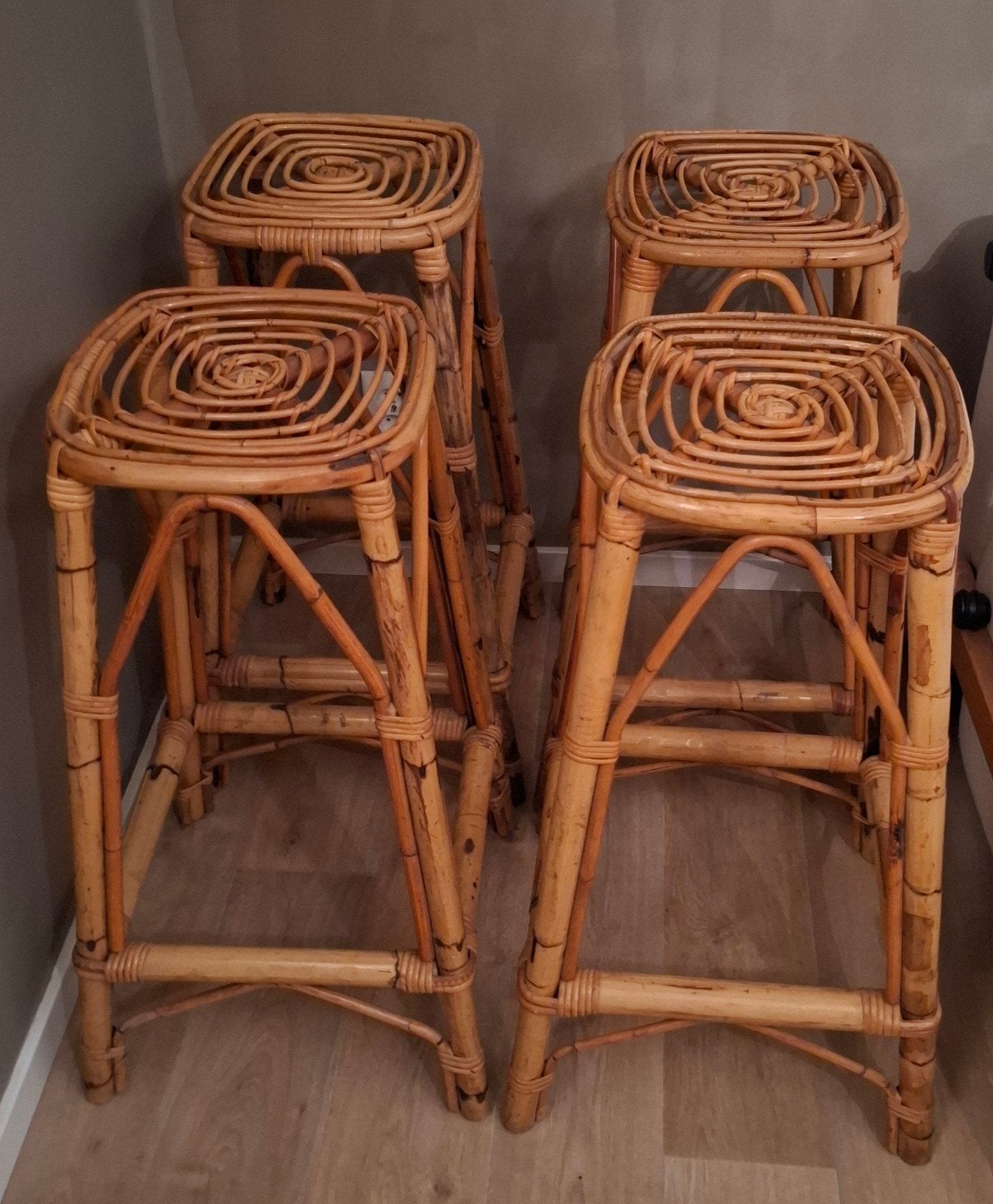 Set van 4 vintage rotan / bamboe barkrukken – Jaren 70 stijl, 4 krukken, Ophalen, Gebruikt, 60 tot 90 cm