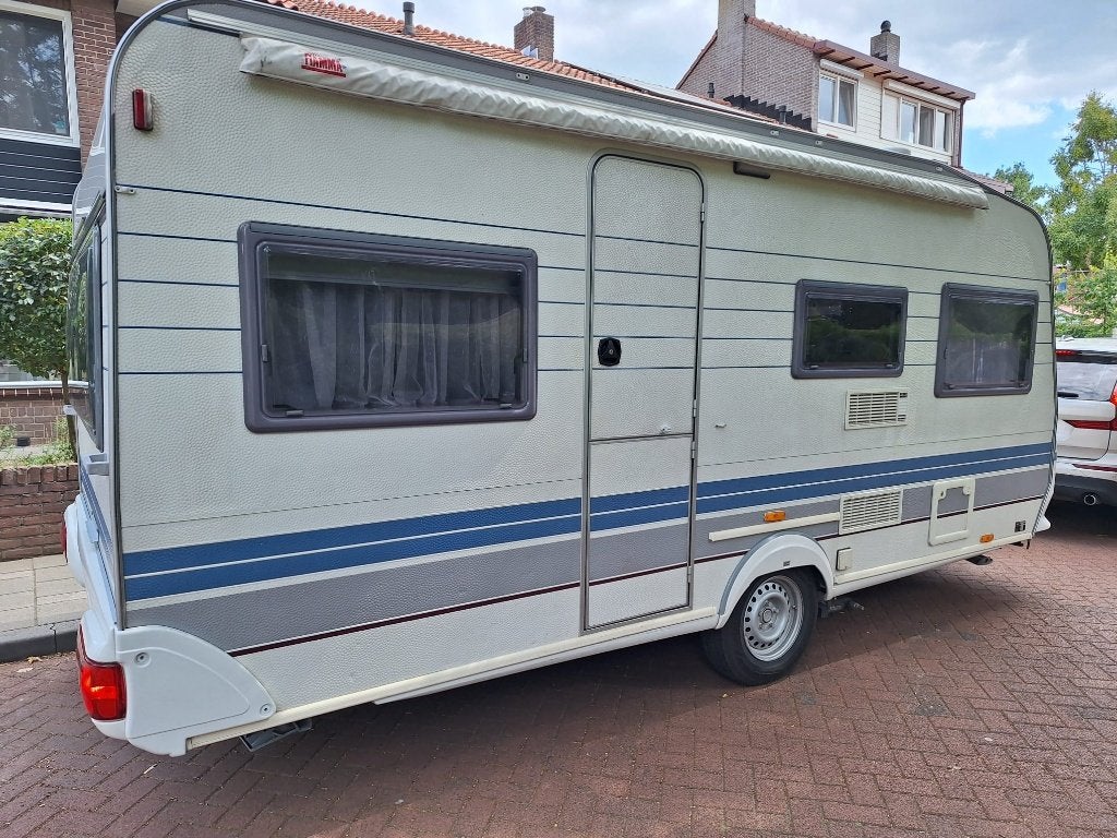 Hobby Excelent 470, 5 slaapplaatsen (3 stapelbed) + zitje, Caravans en Kamperen, Caravans, Hobby, Kleine zit, Particulier, 4 tot 5 meter
