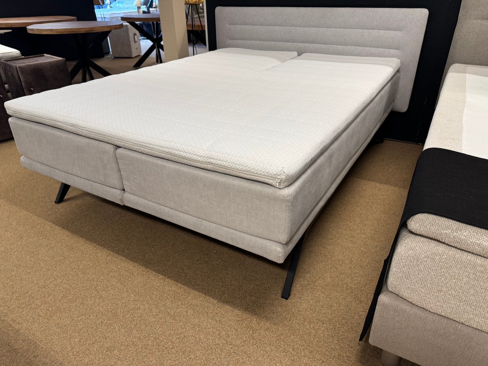 Foto 3 van Boxspring Elektrisch 160x210 Beige Direct/Leverbaar E-7416