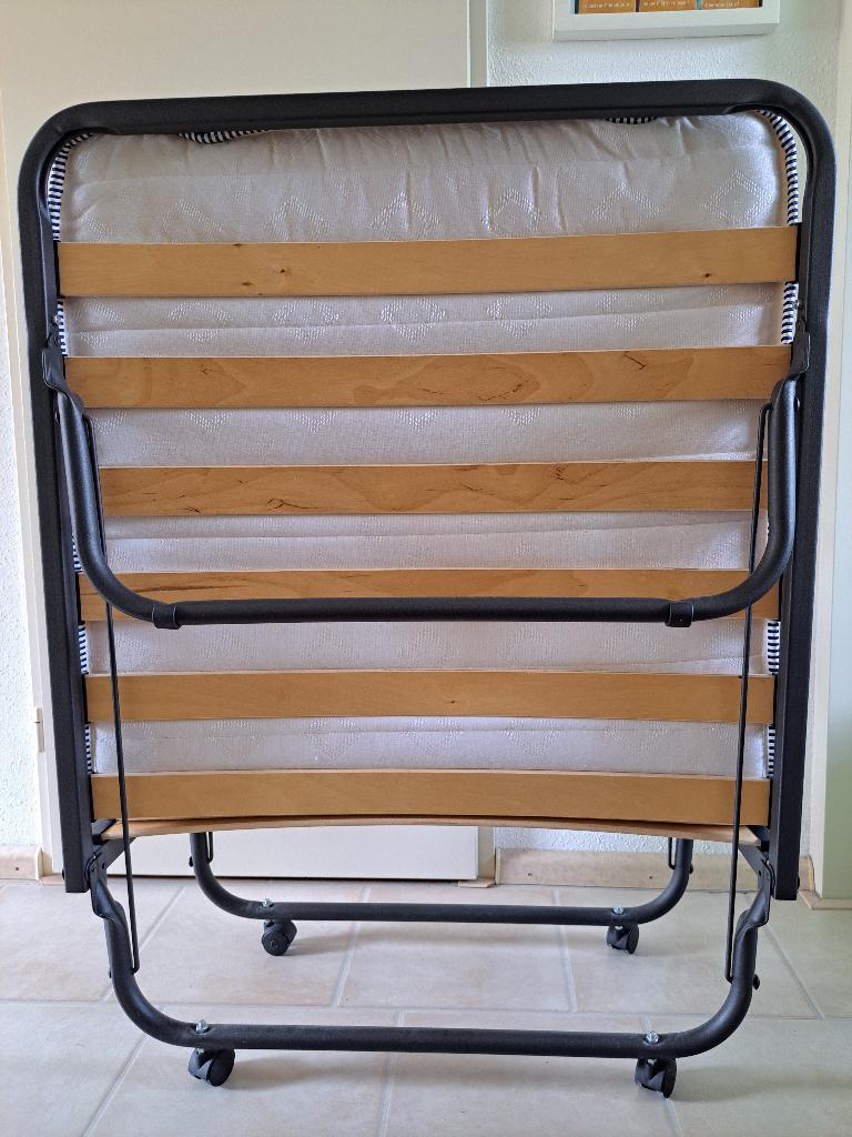 Opvouwbaar logeerbed met matras, Ophalen, Eenpersoons, 190 cm of minder, Zo goed als nieuw