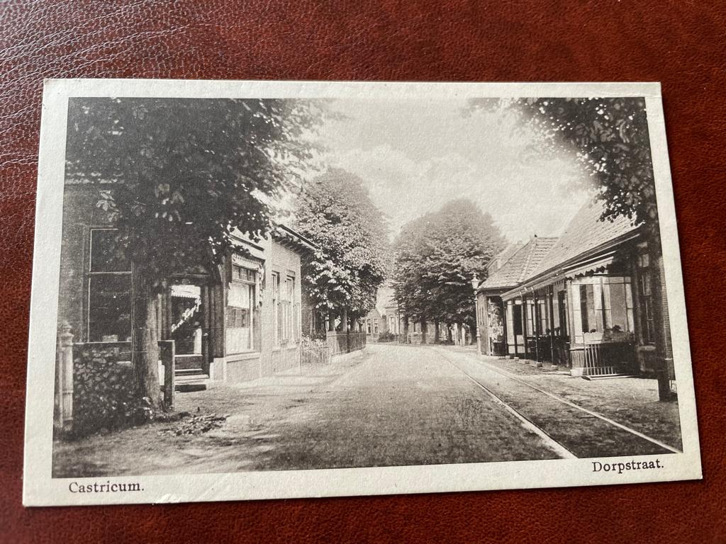 ansichtkaart van Castricum ; Dorpstraat / tramrails., Verzenden, 1920 tot 1940