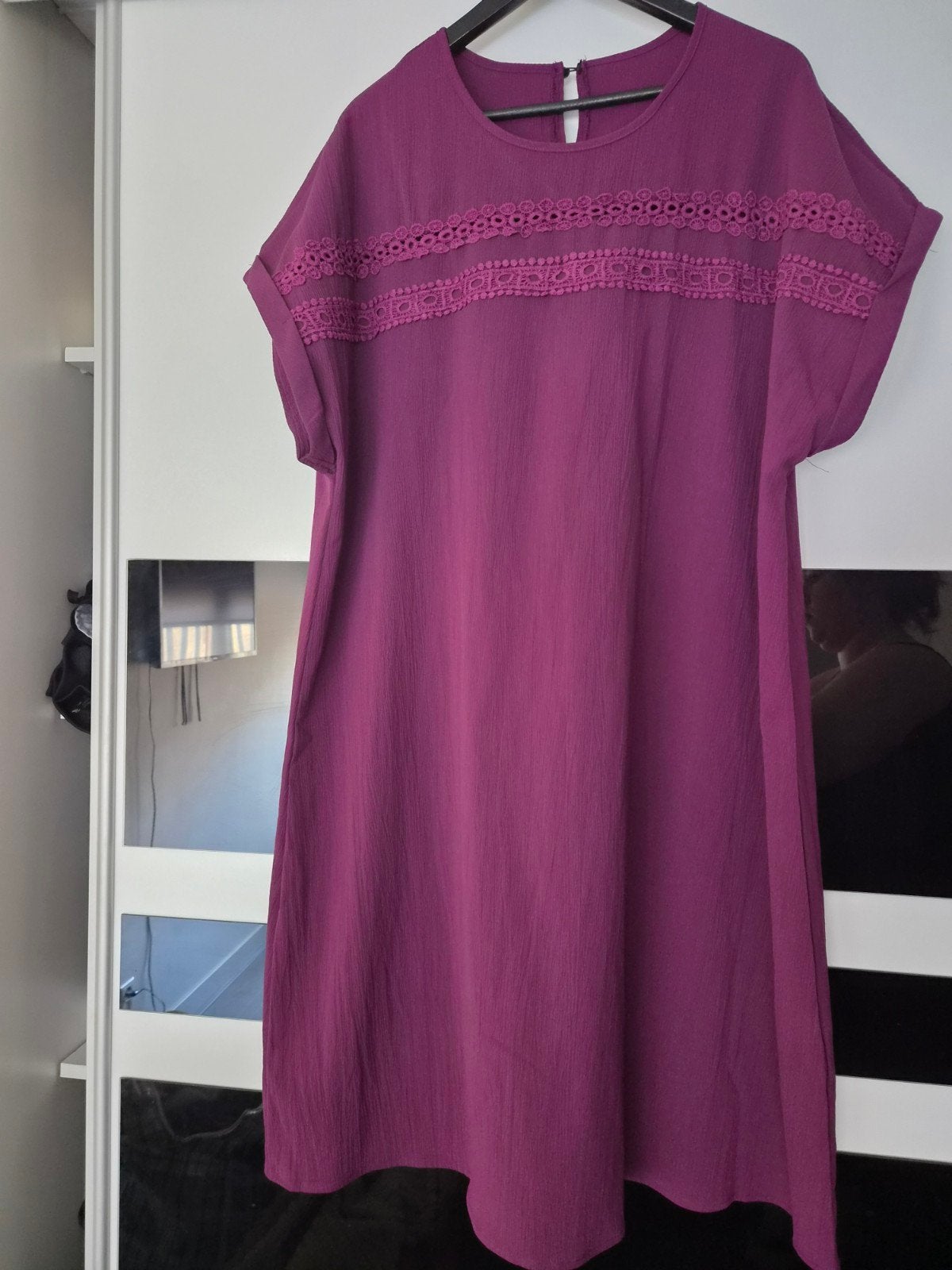 Elegante paarse jurk met kanten details, Kleding | Dames, Paars, Maat 46/48 (XL) of groter, Nieuw, Ophalen of Verzenden