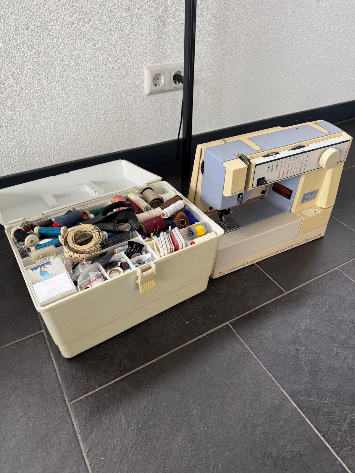 Husqvarna Claudia 150e naaimachine + Naaigerei box, Ophalen, Zo goed als nieuw, Naaimachine, Husqvarna