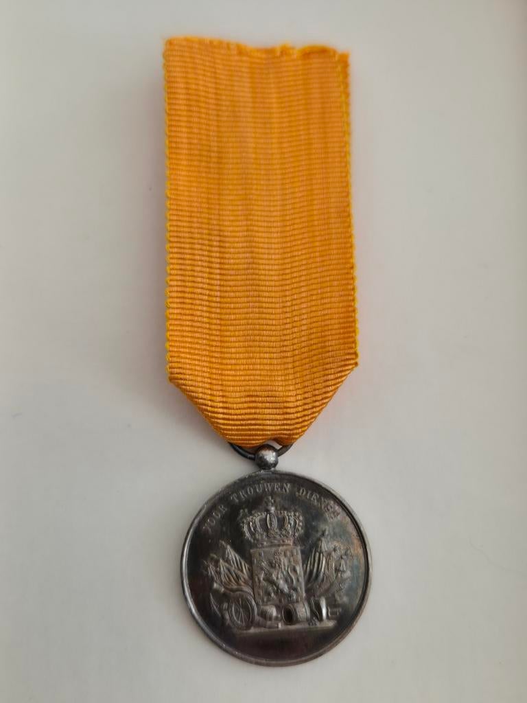 Grootmodel 27mm zilveren trouwe dienst medaille oud type, Verzamelen, Ophalen of Verzenden, Landmacht, Nederland, Lintje, Medaille of Wings