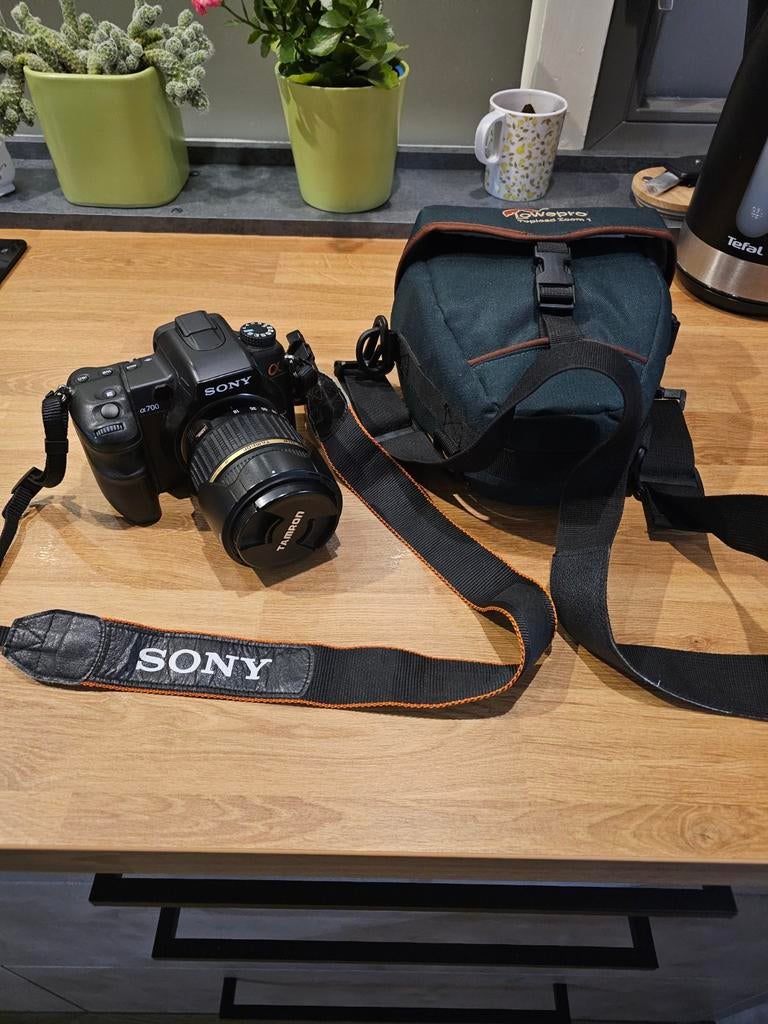 Sony alpha a700 digitale camera met 2x lenzen oplader en tas, Ophalen, Gebruikt, Sony, 8 keer of meer