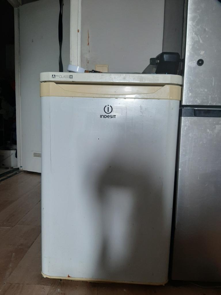 Indesit koelkast klein model.  Klasse a energie verbruik ., Gebruikt, Minder dan 60 cm, Energieklasse A of zuiniger, Vrijstaand