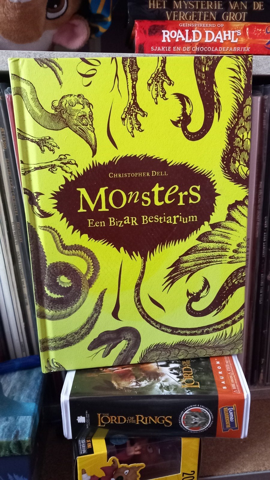 Monsters: Een Bizar Bestiarium - Christopher Dell, Boeken, Ophalen of Verzenden, Zo goed als nieuw