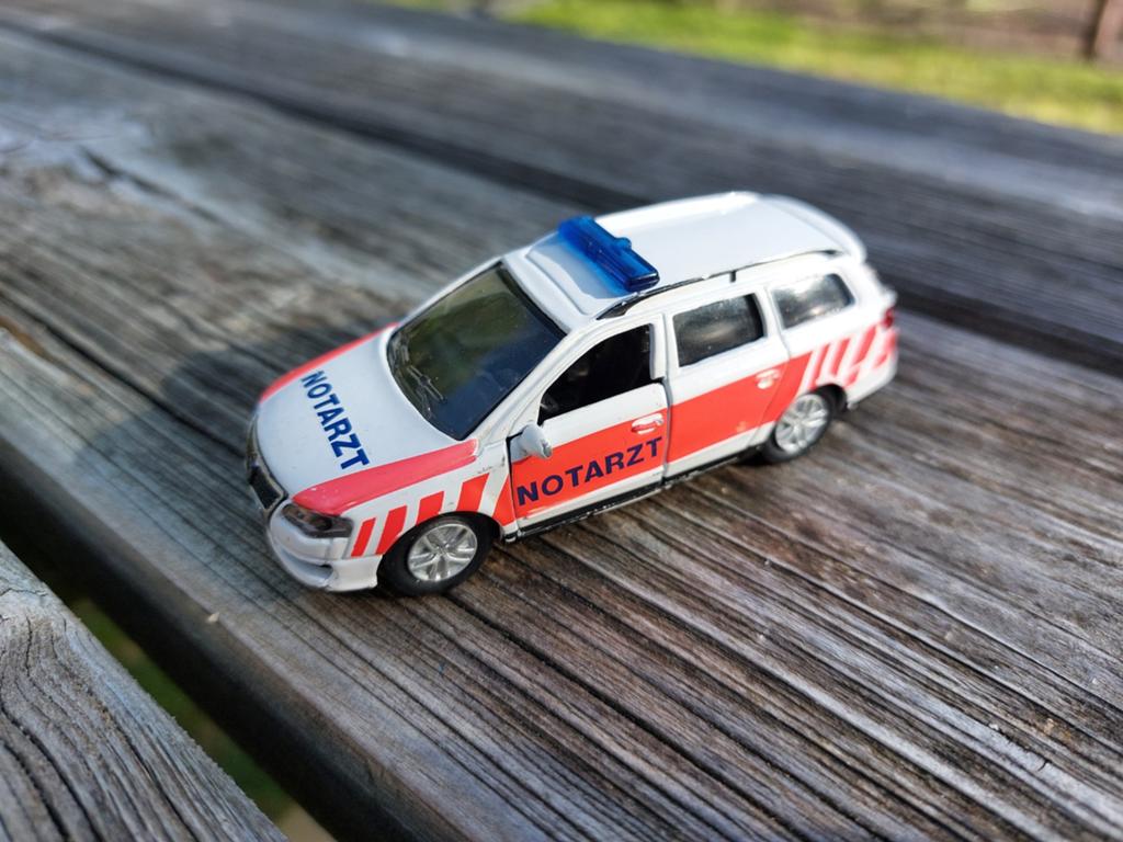 Siku VW passat variant Notarzt 2.0fsi - Speelgoedauto, Verzamelen, Speelgoed, Ophalen of Verzenden, Gebruikt