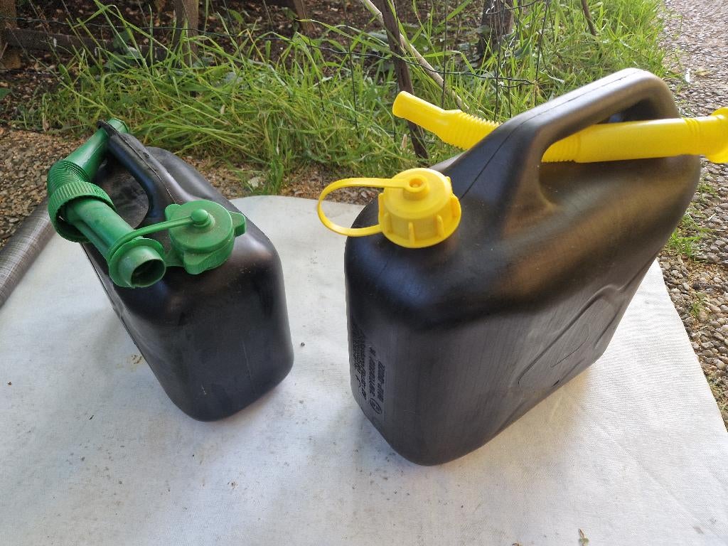 Brandstof jerrycan 10 en 5L  Prijs samen 7,50, Auto diversen, Overige Auto diversen, Ophalen
