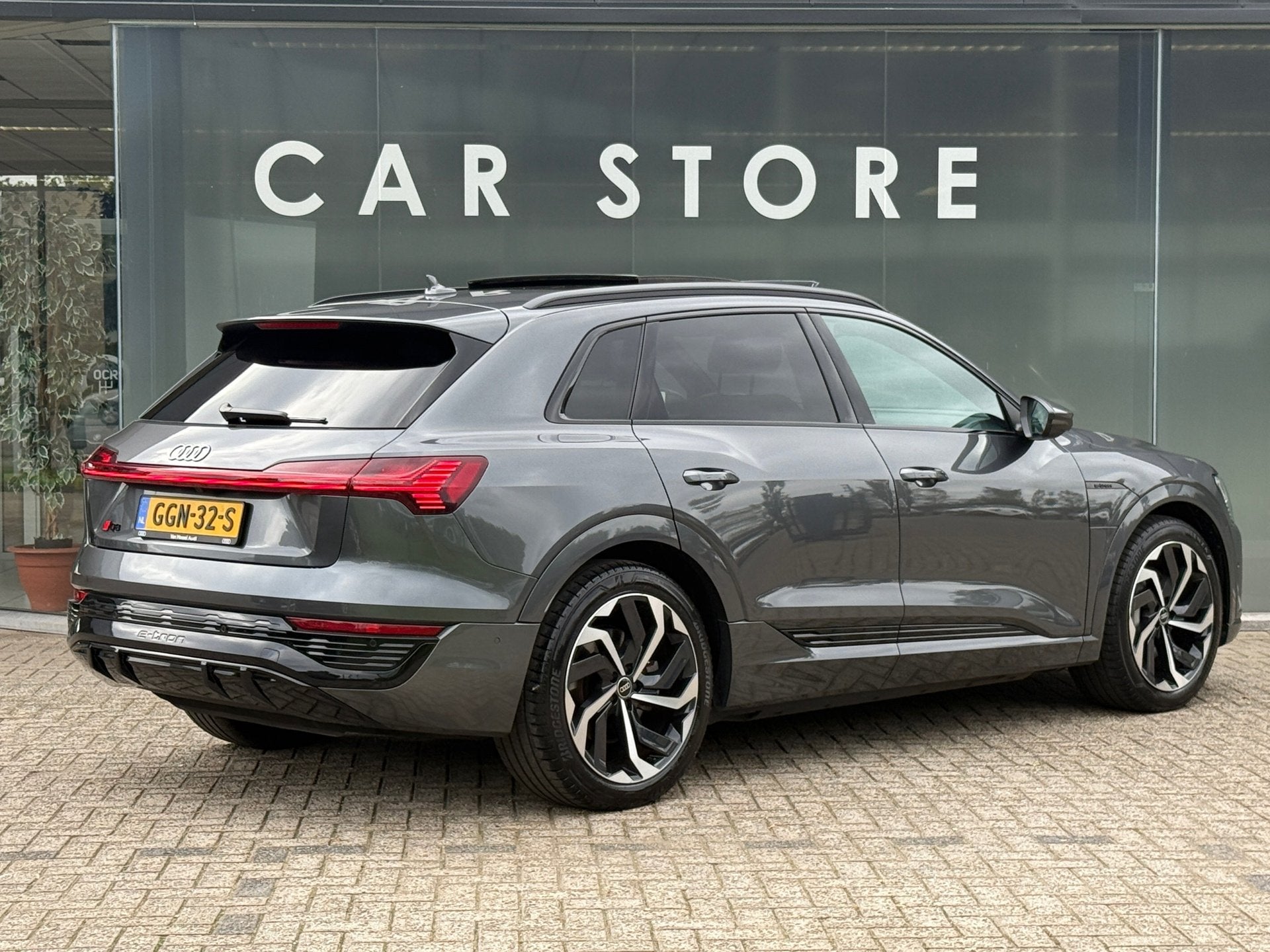 Audi Q8 e-tron 50 QUATRRO S-LINE 95 kWh 94% PANO|LUCHTVERING, Auto's, Automaat, Dealer onderhouden, Zwart, 95 kWh