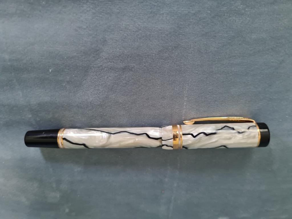 Parker Duofold vulpen int. Pearl & Black, Verzamelen, Pennenverzamelingen, Ophalen of Verzenden, Gebruikt, Vulpen, Parker