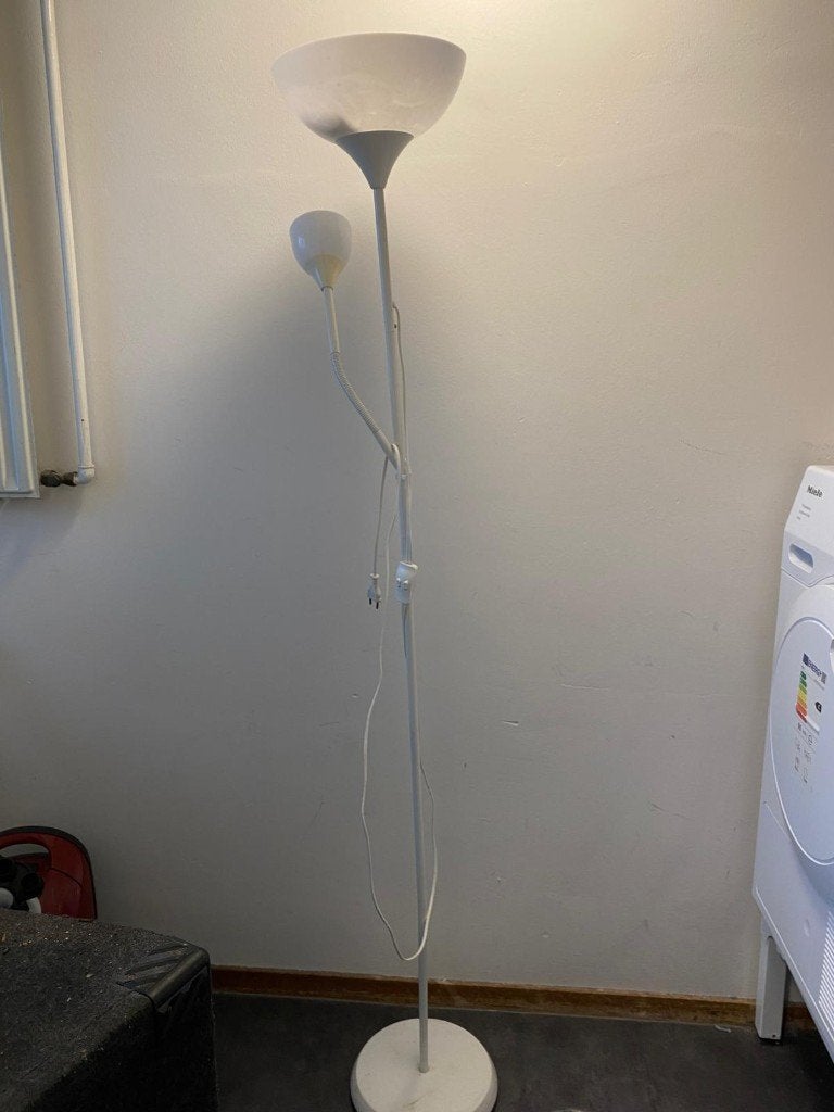 Witte vloerlamp met 2 lampen, Huis en Inrichting, Ophalen, Gebruikt, Overige fittingen, Metaal