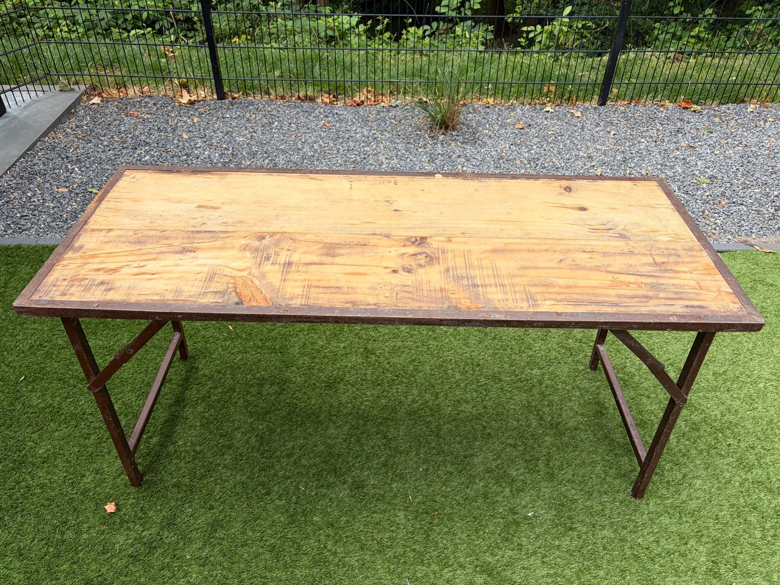 Indiase houten klaptafel met metalen frame, Zo goed als nieuw, 150 tot 200 cm, Vier personen, Rechthoekig