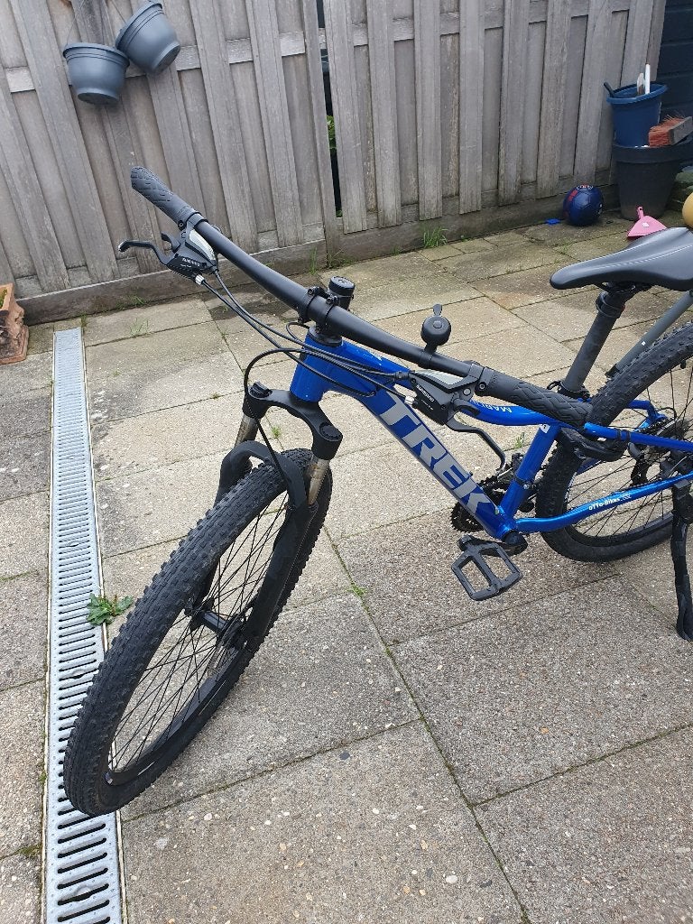 Foto 2 van Trek Mountainbike Alpine Blue 27,5 inch Axa Ringslot