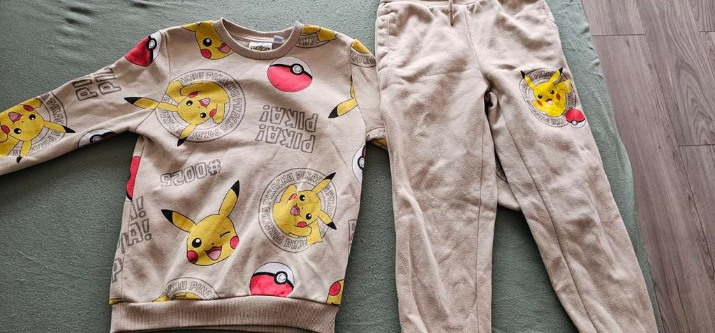 Pokemon Pikachu Trainingspak Set Maat 128, Kinderen en Baby's, Kinderkleding | Maat 128, Ophalen, Gebruikt, Pokemon, Jongen of Meisje