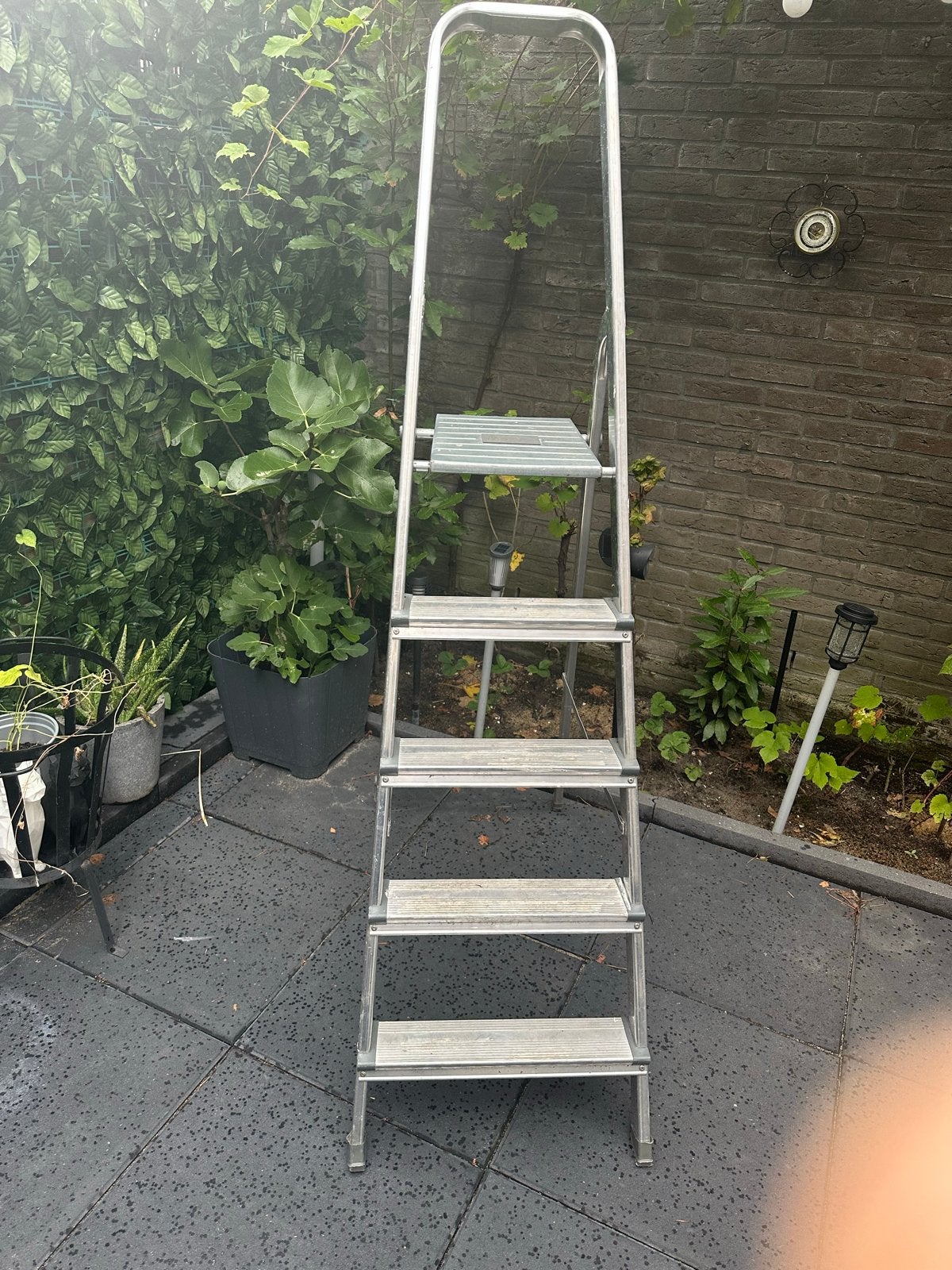 Stevige aluminium trap met 5 treden en plateau, Doe-het-zelf en Verbouw, Ladders en Trappen, Ophalen, Gebruikt, Trap, Opvouwbaar of Inschuifbaar