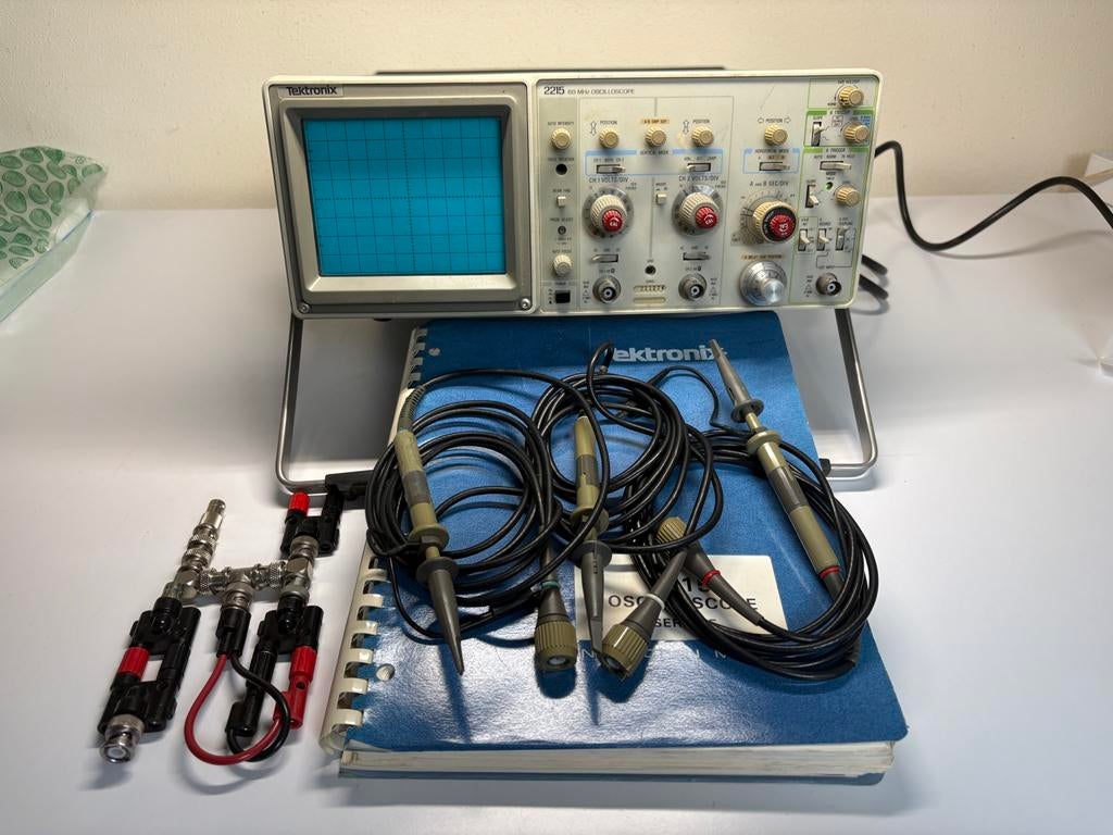 Tektronix 2215 60 MHz Oscilloscoop met accessoires, Ophalen of Verzenden, Zo goed als nieuw