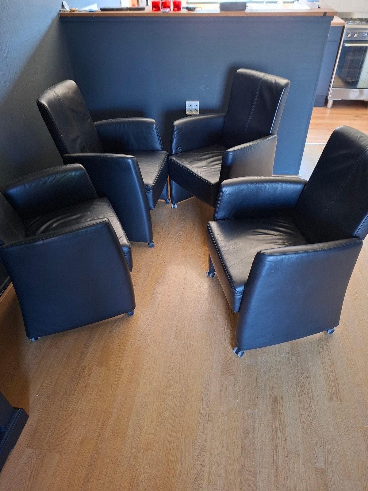 4  Leren Eetkamerstoelen op Wieltjes met Verstelbare R, Huis en Inrichting, Stoelen, Ophalen, Gebruikt, Zwart, Leer