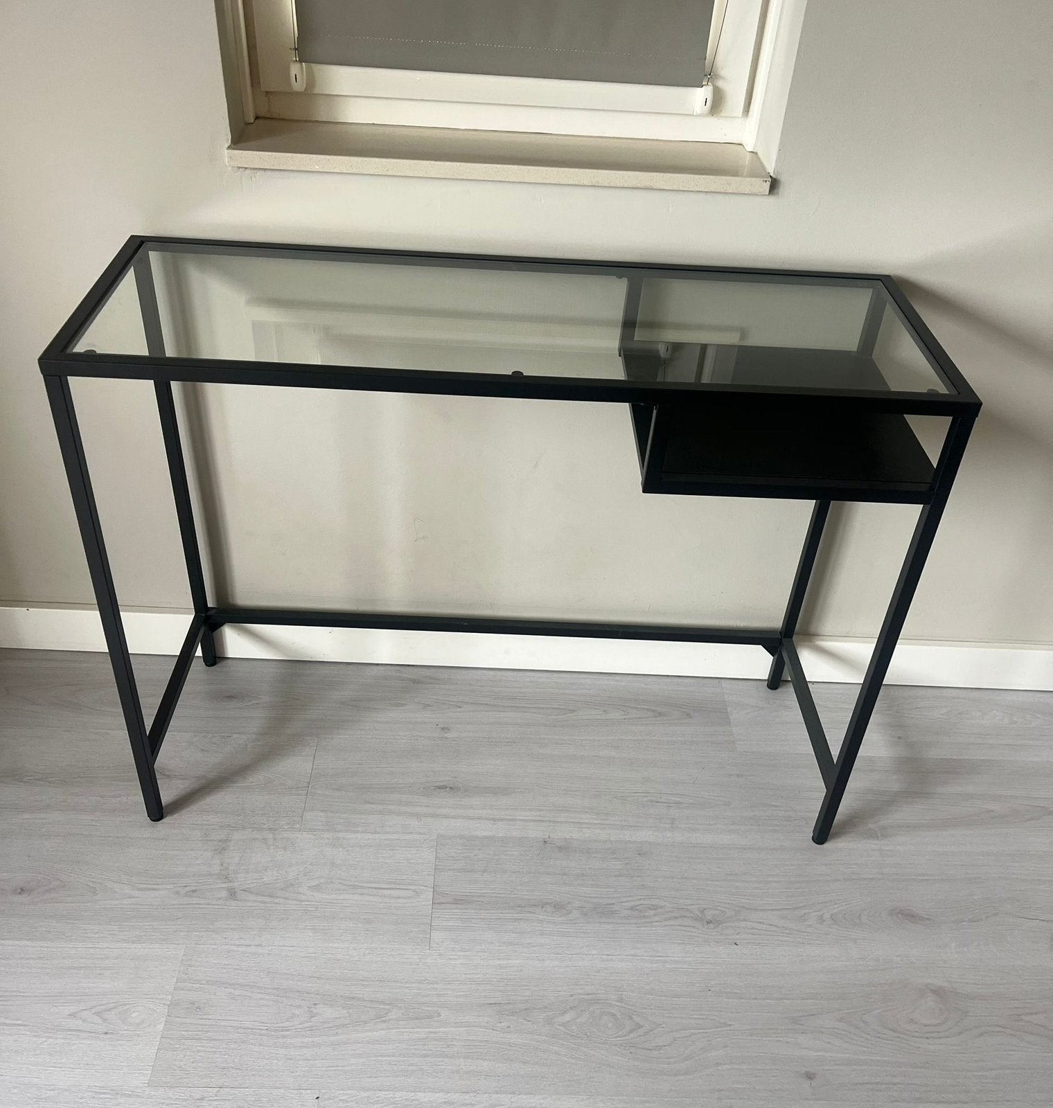 Zwarte tafel met glas, Huis en Inrichting, Tafels | Sidetables, Ophalen, Gebruikt