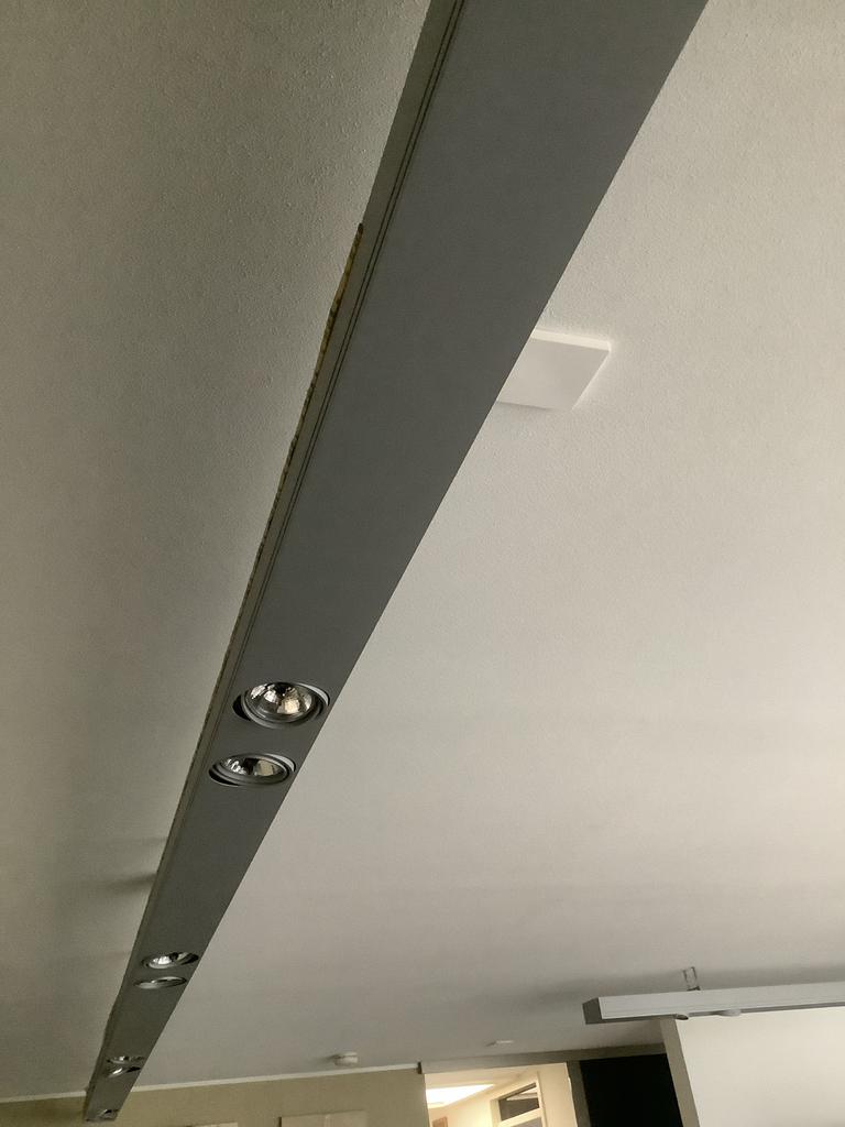 Verlichtingsbalken met 8 richtbare halogeenspots (2x2stuks), Huis en Inrichting, Ophalen, Gebruikt, Metaal