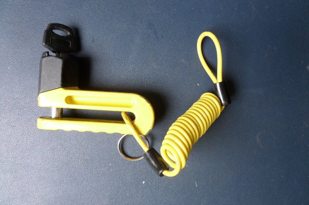 Schijfremslot (geel) met herinneringskabel - €20,=, Motoren, Ophalen, Zo goed als nieuw