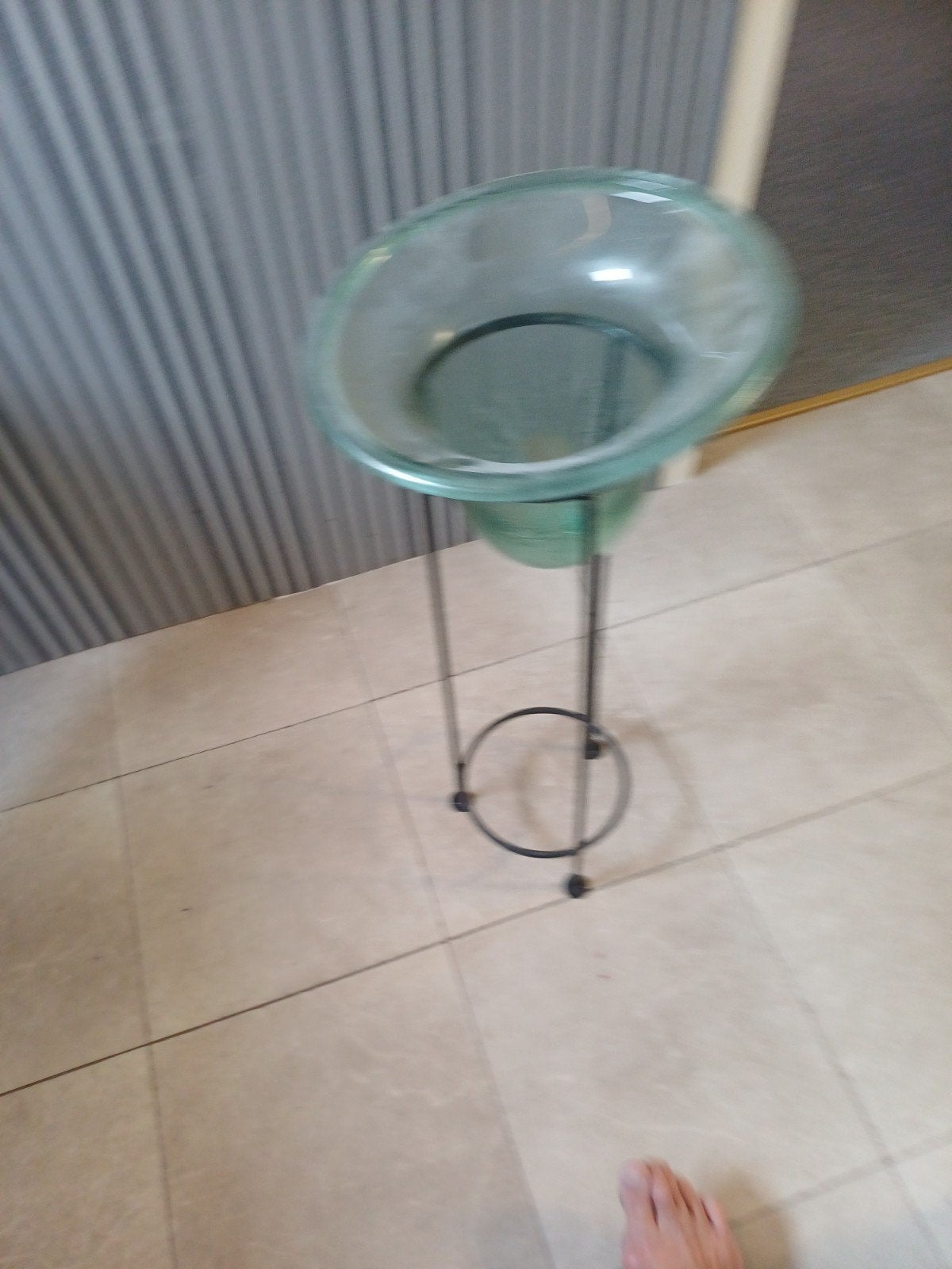 glazen pot op standaard, Ophalen