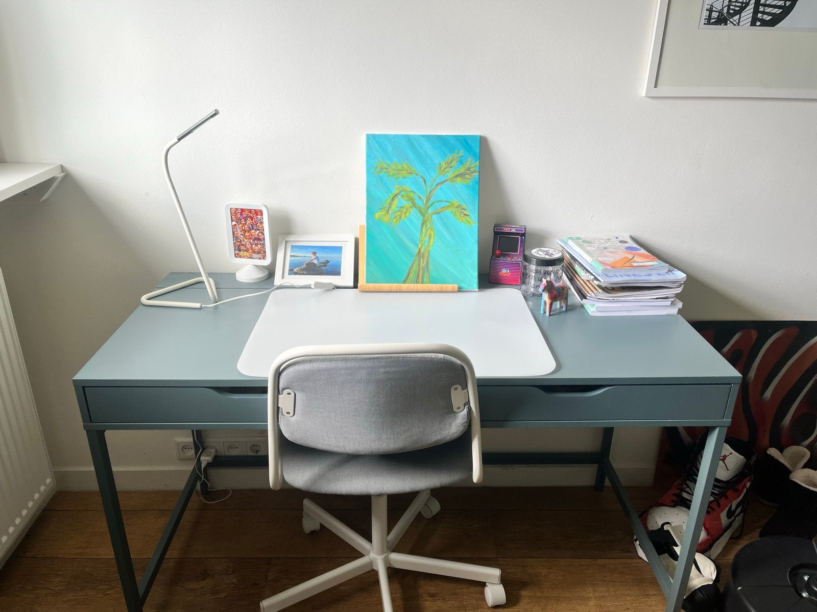 IKEA Alex Bureau Groengrijs met Lades en Kabelgoot (132cm), Ophalen, Groen, Gebruikt, Scandinavisch