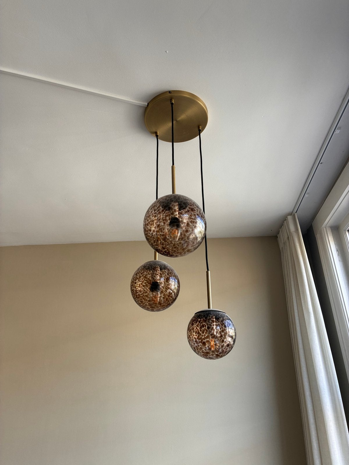 Z.G.A.N. Made hanglamp met glazen bollen en messing, Huis en Inrichting, Lampen | Hanglampen, Ophalen, Zo goed als nieuw, Glas