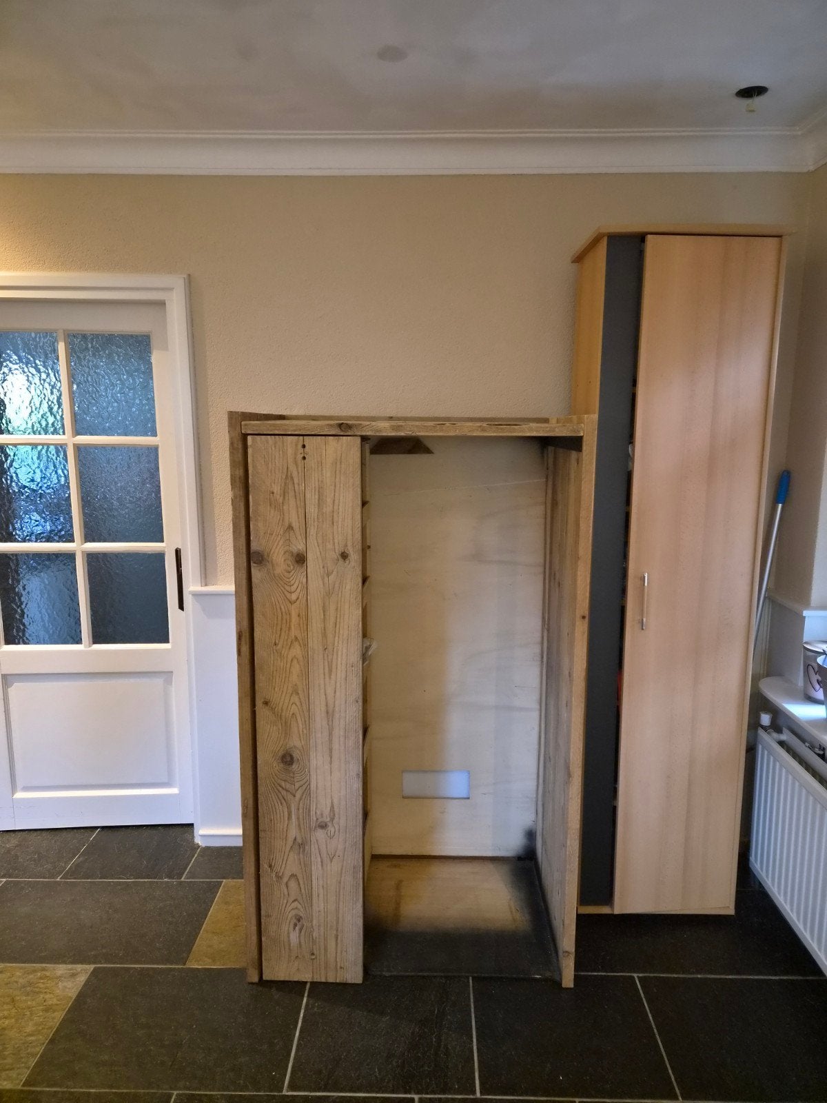 Koelkastombouw steigerhout met uittrekbare apothekerskast, Ophalen, Gebruikt