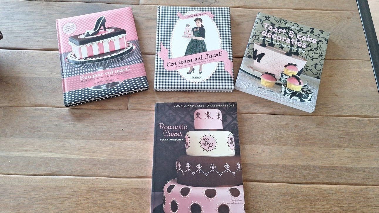 4x Bakboeken: Taart & Cake Decoraties, Romantische Cakes, Gelezen, Ophalen of Verzenden, Wendy Schlagwein, Peggy Porschen, Paris Cutler