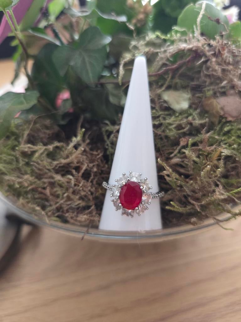 Zilverkleurige ring met rode steen, maat 7, Sieraden, Tassen en Uiterlijk, Ringen, Gebruikt, Ophalen of Verzenden, 17 tot 18, Met edelsteen