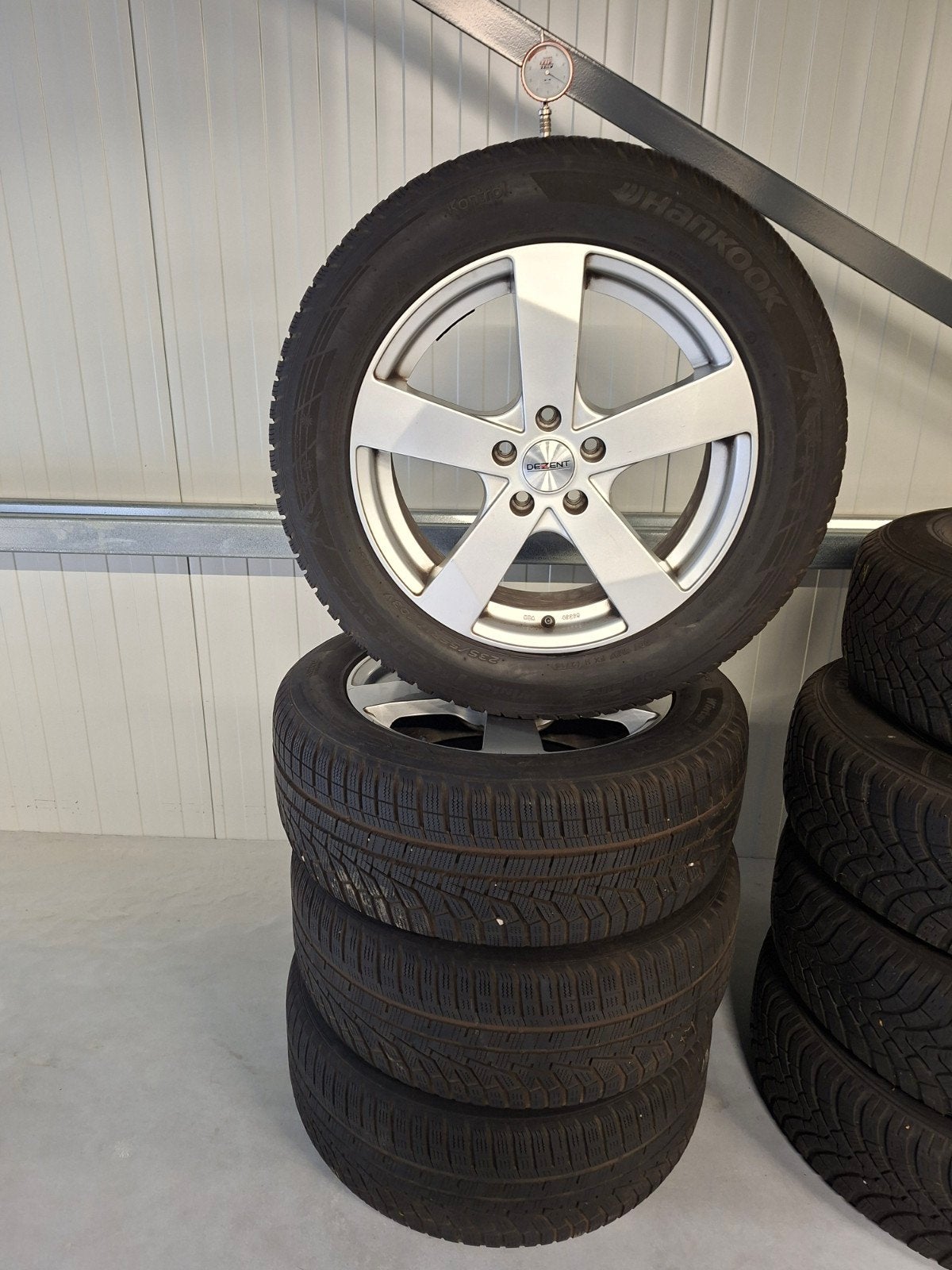 Dezent RE 17 inch velgen met Hankook winterbanden 235/55R17, Ophalen, Gebruikt, Banden en Velgen, 17 inch